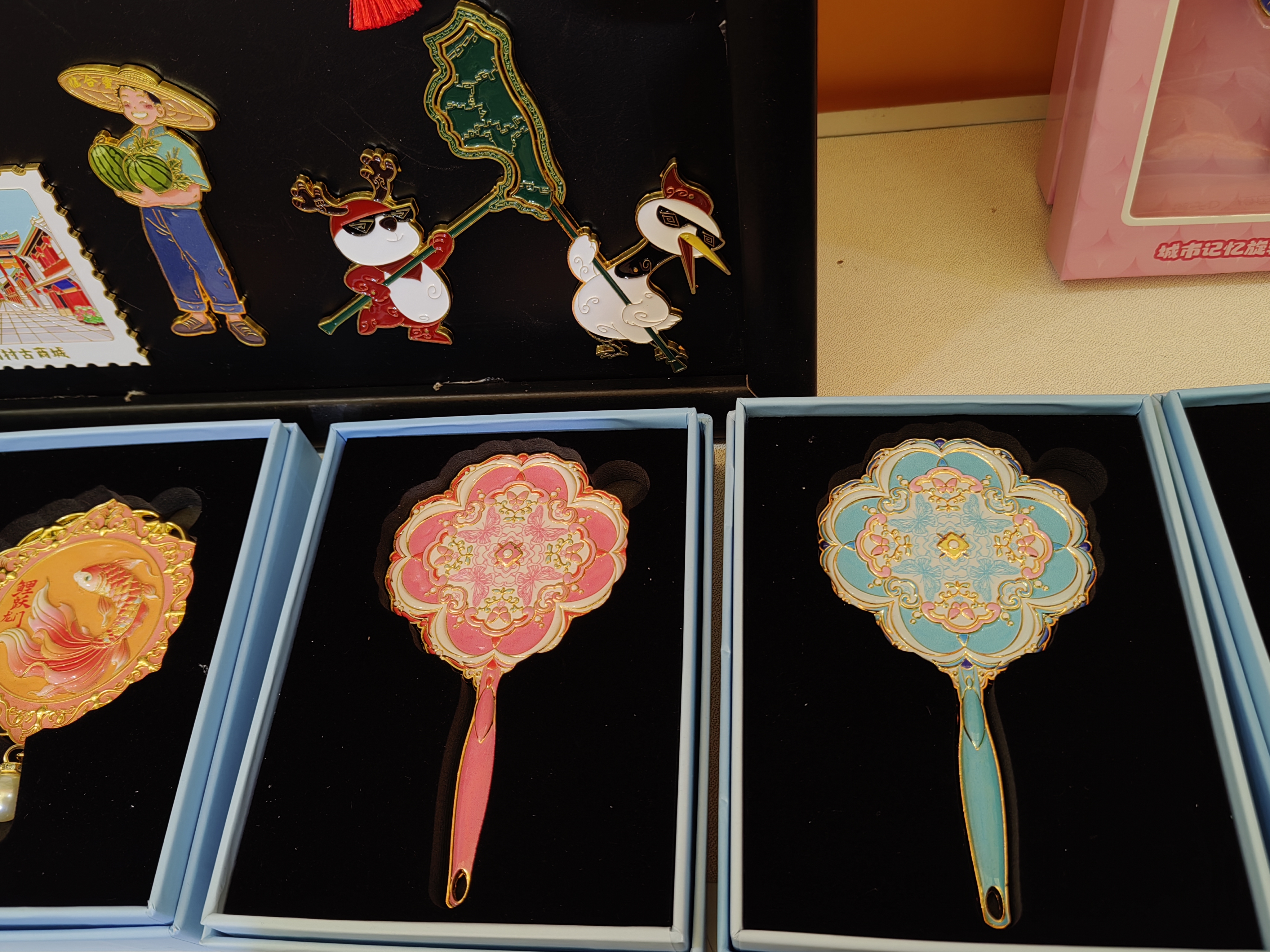 بوني كرافت تعرض العديد من مغناطيسات الثلاجة في مركز شنغهاي الدولي الجديد للمعارض